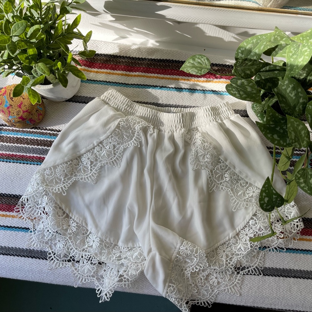 Tobi high waisted white shorts